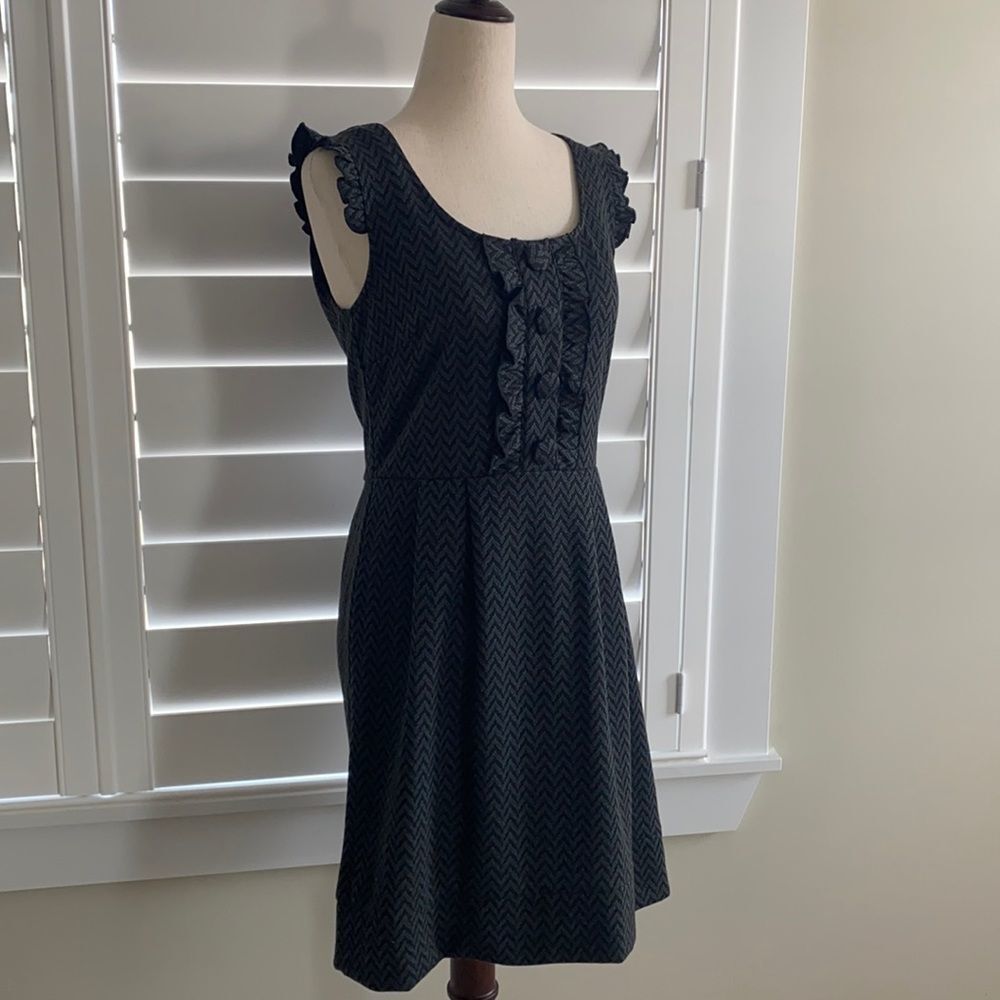 Sz M Chevron flutter sleeve knee length exposed zipper dress